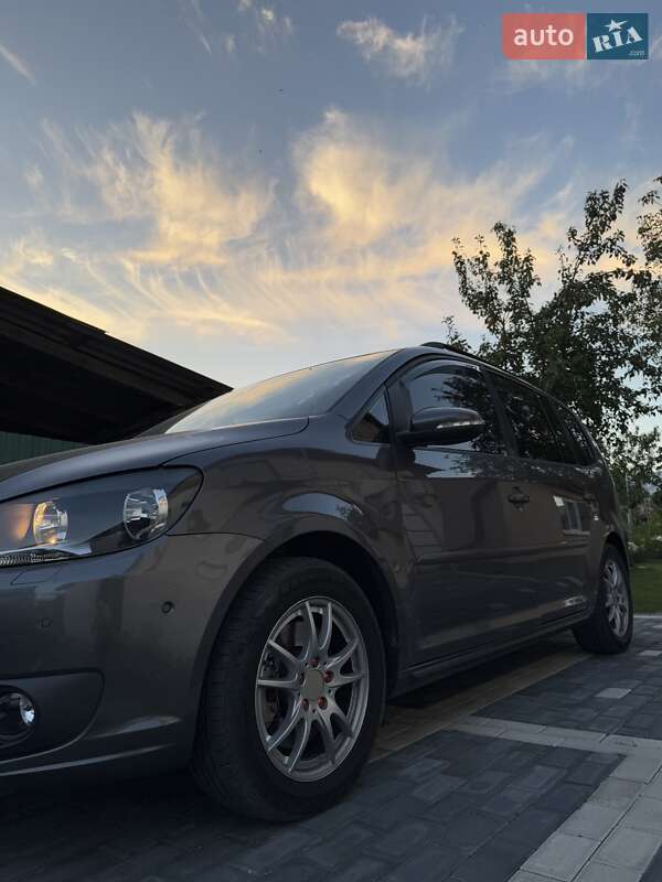 Минивэн Volkswagen Touran 2012 в Вараше