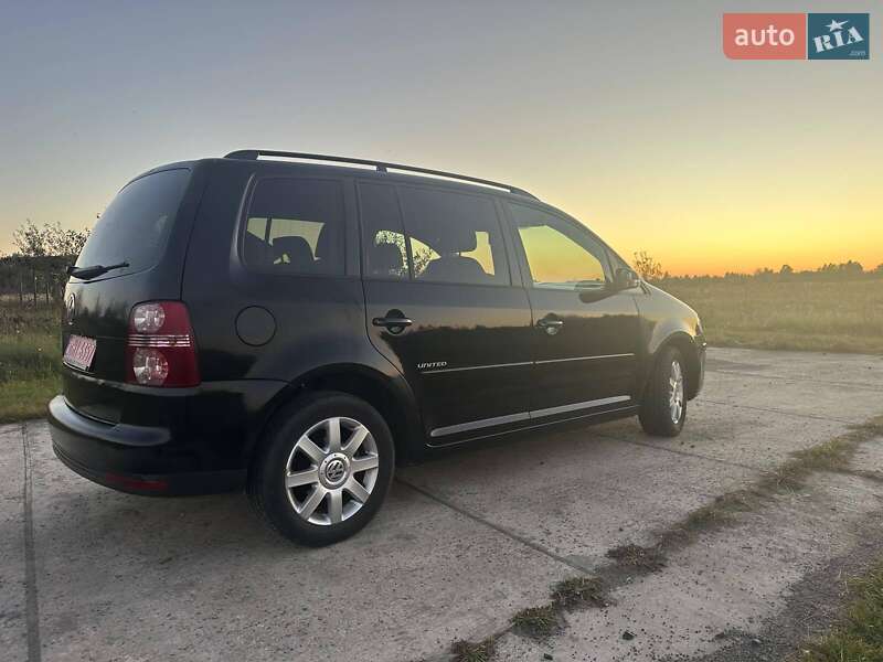 Минивэн Volkswagen Touran 2008 в Сарнах