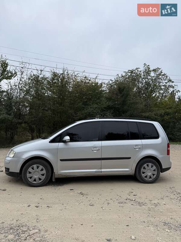 Мінівен Volkswagen Touran 2004 в Чернівцях