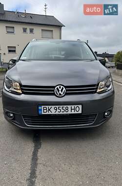 Внедорожник / Кроссовер Volkswagen Touran 2011 в Сарнах