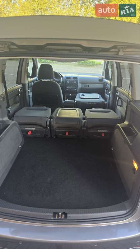 Мінівен Volkswagen Touran 2010 в Виноградові