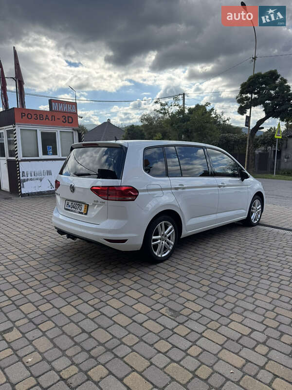 Микровэн Volkswagen Touran 2016 в Сваляве