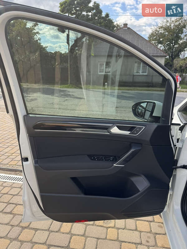 Микровэн Volkswagen Touran 2016 в Сваляве