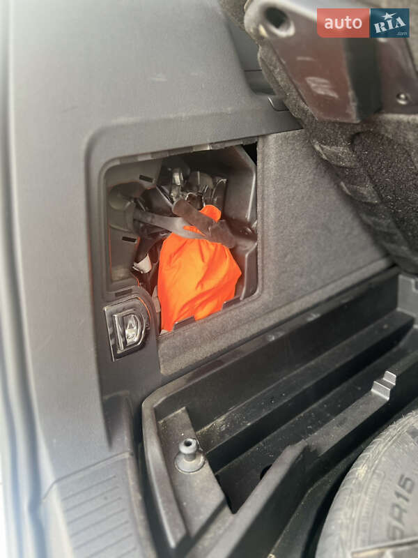 Минивэн Volkswagen Touran 2011 в Самборе