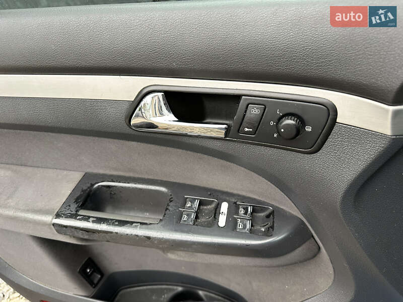 Минивэн Volkswagen Touran 2005 в Тысменице