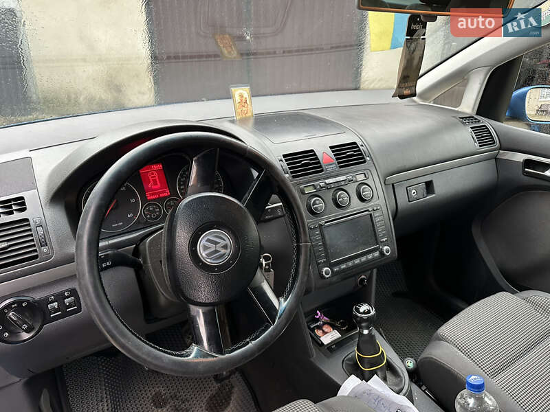 Минивэн Volkswagen Touran 2005 в Тысменице