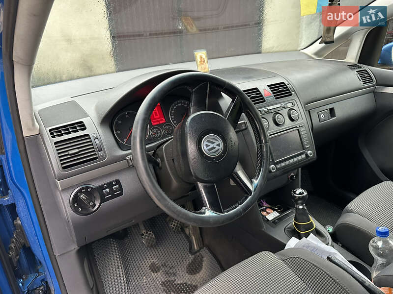 Минивэн Volkswagen Touran 2005 в Тысменице