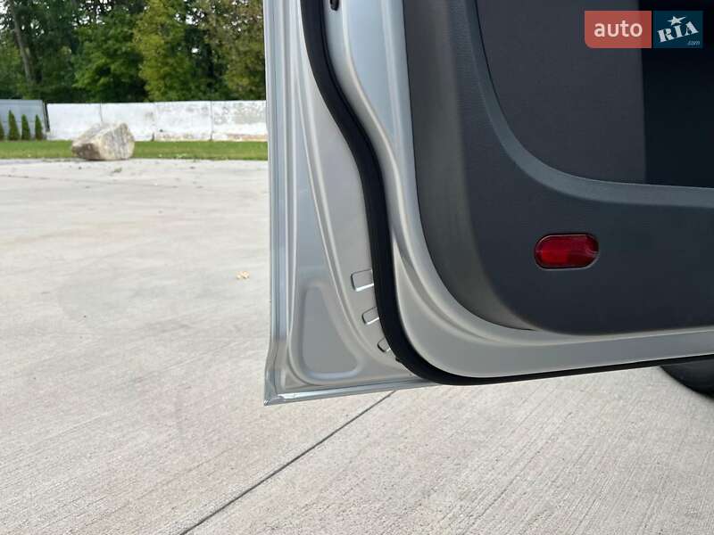 Минивэн Volkswagen Touran 2011 в Киеве