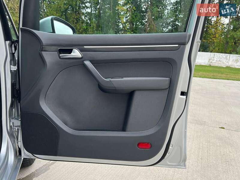 Минивэн Volkswagen Touran 2011 в Киеве