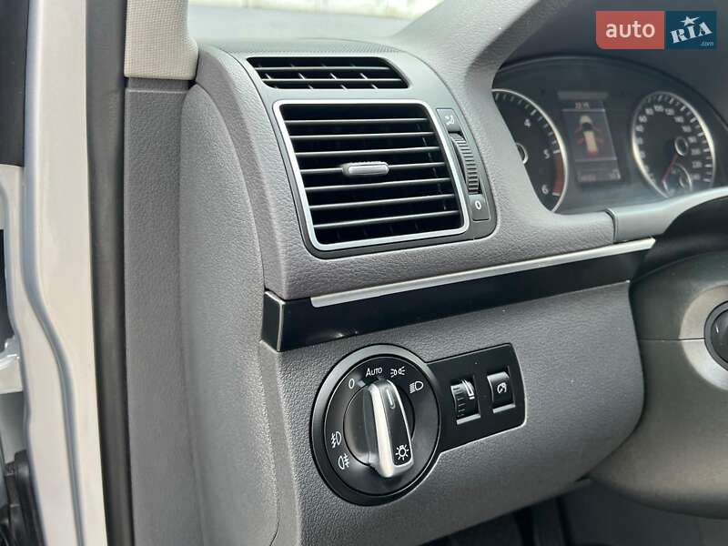 Минивэн Volkswagen Touran 2011 в Киеве