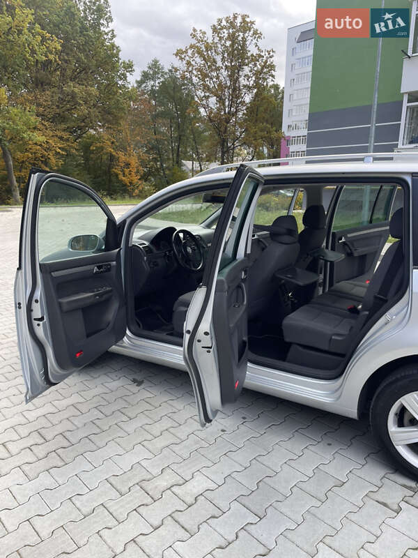 Минивэн Volkswagen Touran 2006 в Новояворовске
