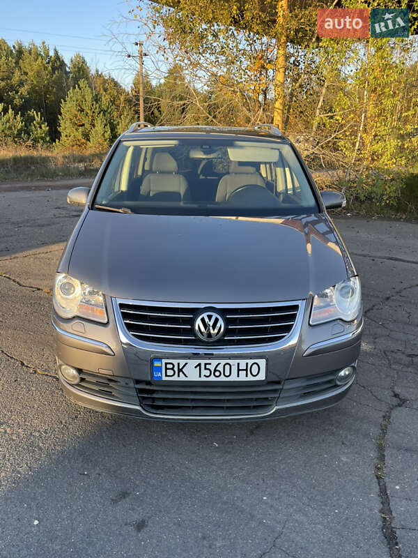 Минивэн Volkswagen Touran 2008 в Сарнах