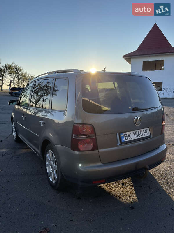 Минивэн Volkswagen Touran 2008 в Сарнах