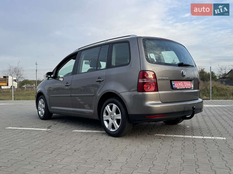 Минивэн Volkswagen Touran 2007 в Нововолынске