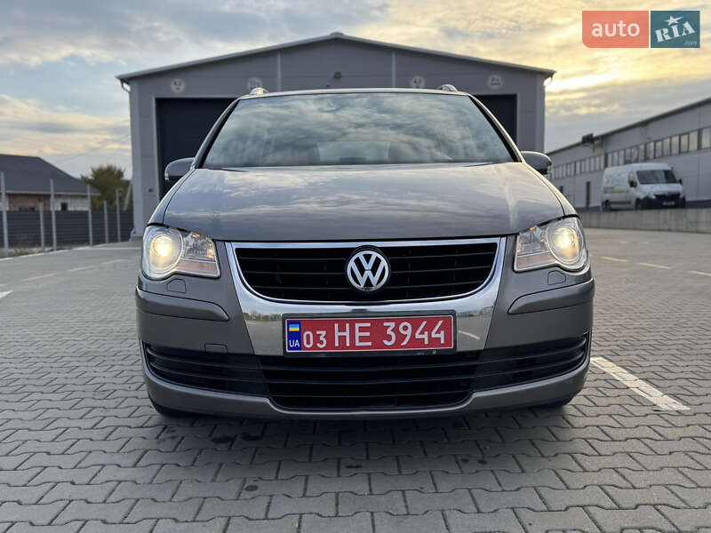 Минивэн Volkswagen Touran 2007 в Нововолынске