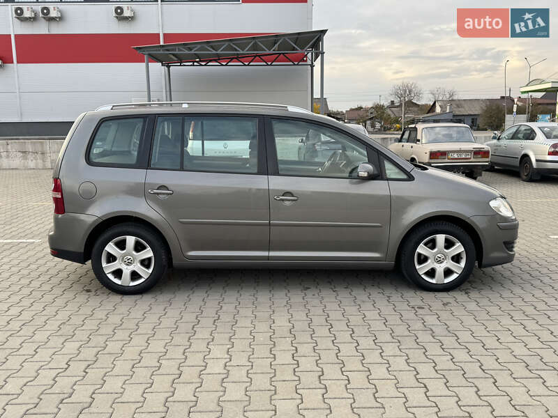 Минивэн Volkswagen Touran 2007 в Нововолынске