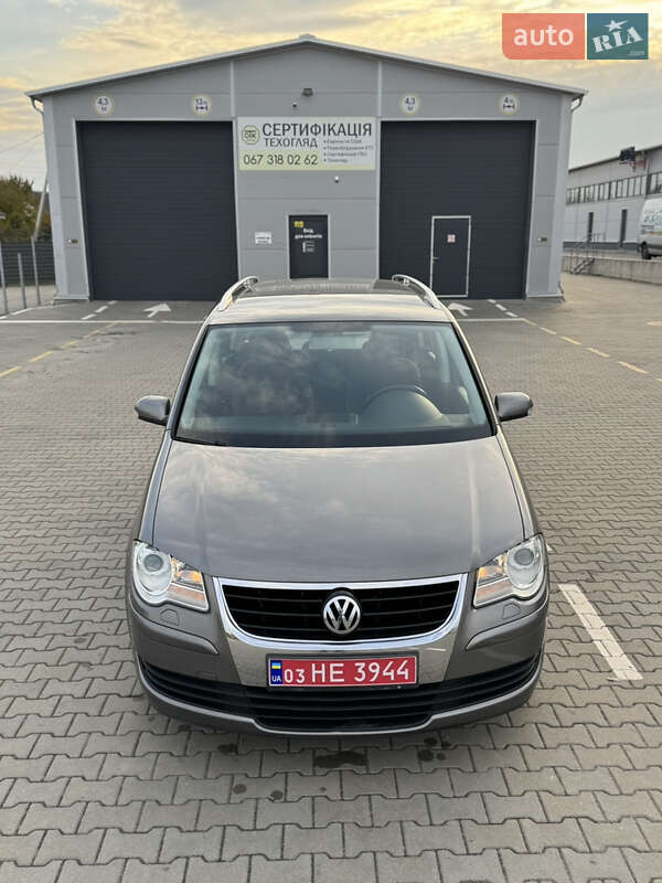 Минивэн Volkswagen Touran 2007 в Нововолынске