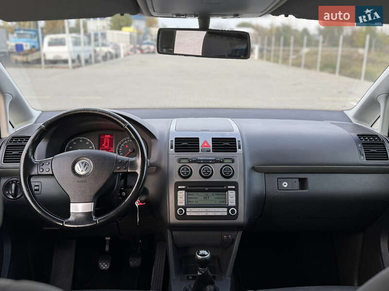 Минивэн Volkswagen Touran 2007 в Нововолынске