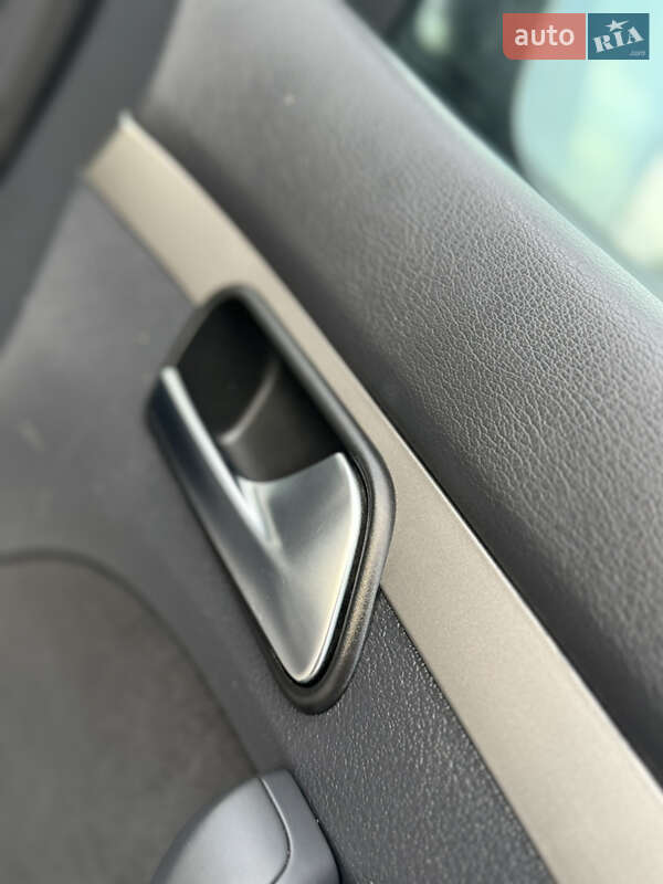 Минивэн Volkswagen Touran 2007 в Нововолынске