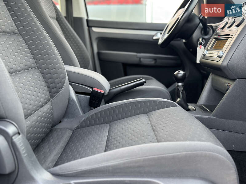 Минивэн Volkswagen Touran 2007 в Нововолынске