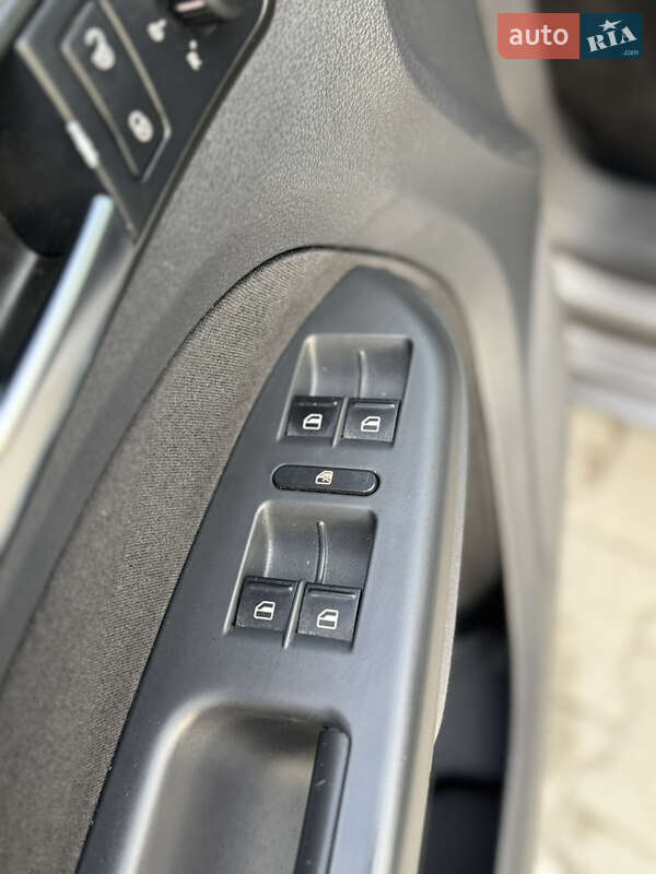 Минивэн Volkswagen Touran 2007 в Нововолынске