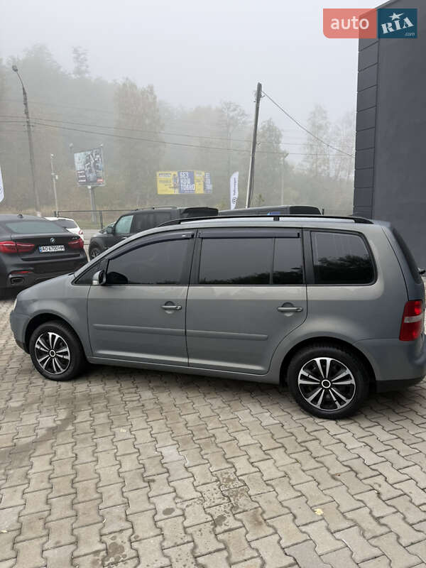 Мінівен Volkswagen Touran 2004 в Чернівцях