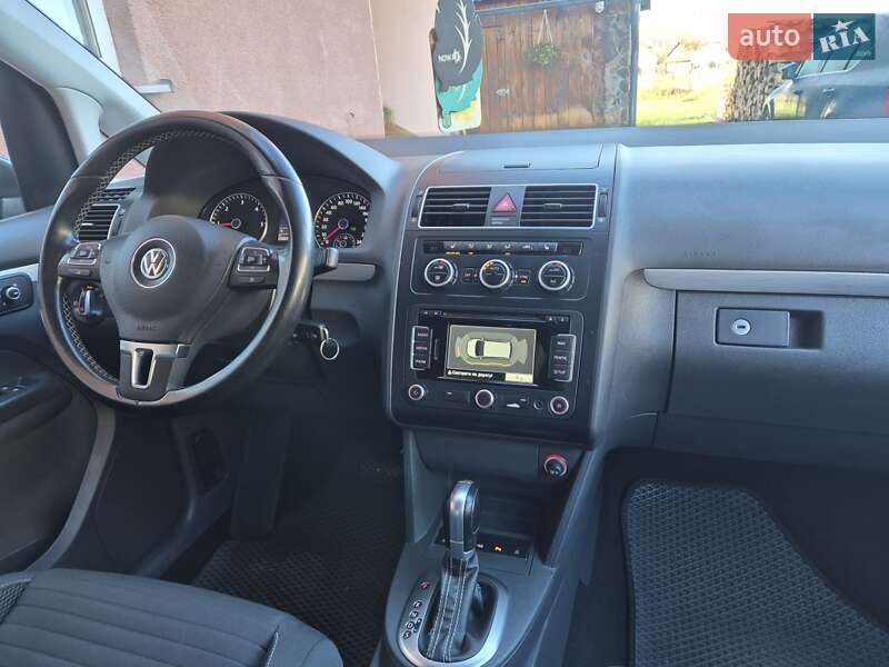 Минивэн Volkswagen Touran 2015 в Сваляве