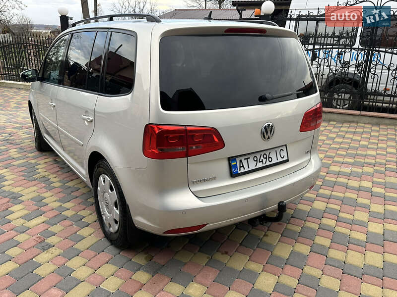 Минивэн Volkswagen Touran 2011 в Брошневе-Осаде