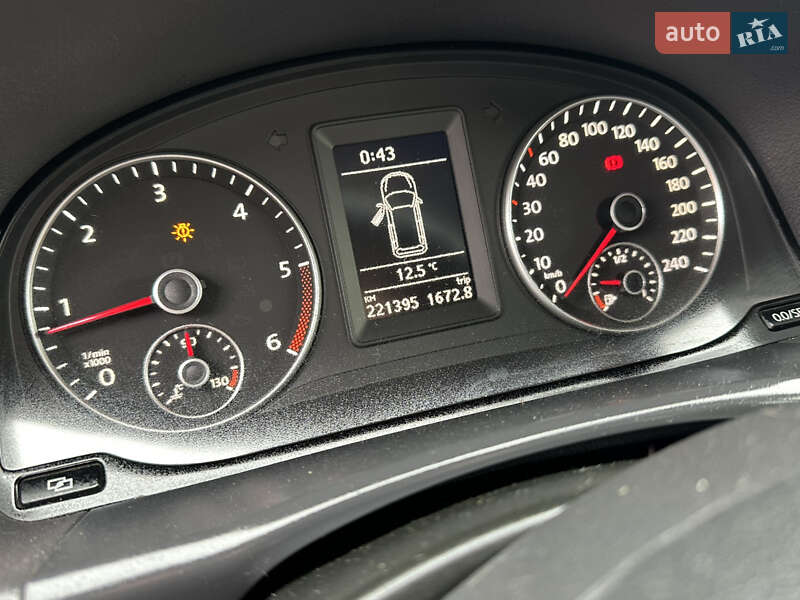 Минивэн Volkswagen Touran 2011 в Брошневе-Осаде