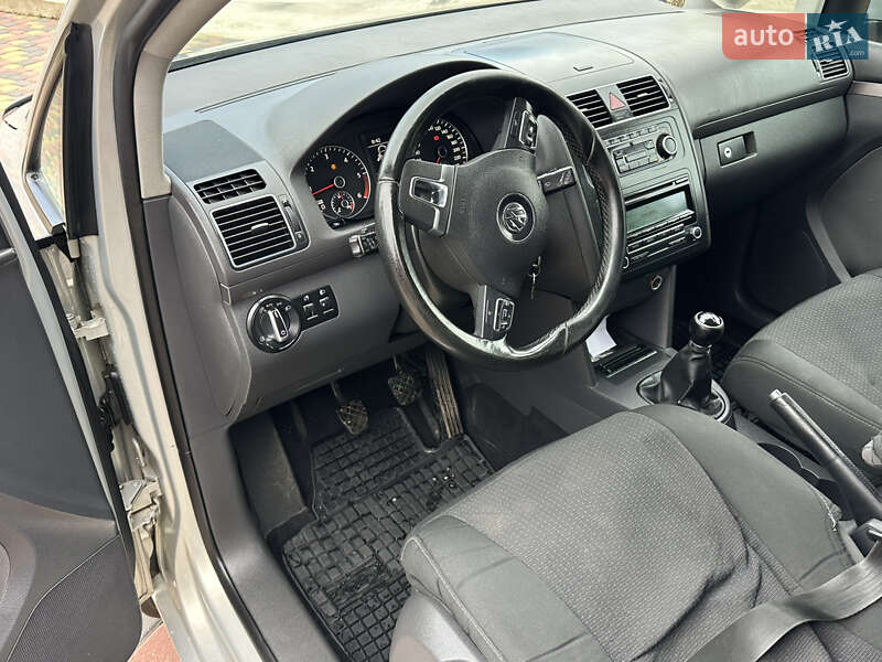 Минивэн Volkswagen Touran 2011 в Брошневе-Осаде