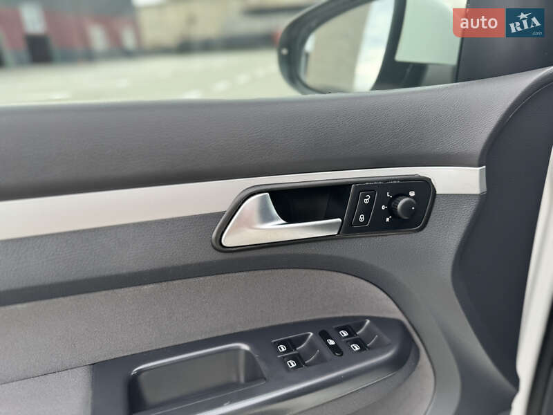 Минивэн Volkswagen Touran 2012 в Дубно