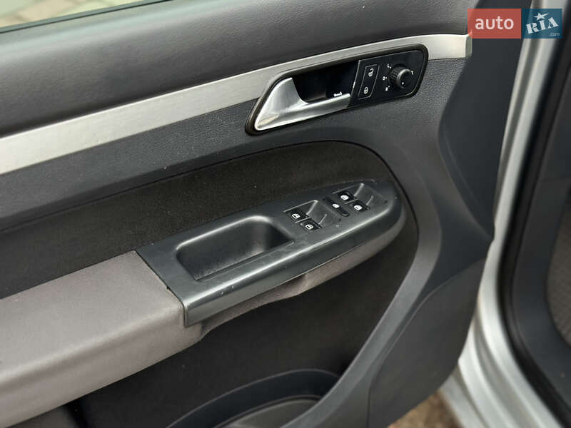 Минивэн Volkswagen Touran 2007 в Сарнах