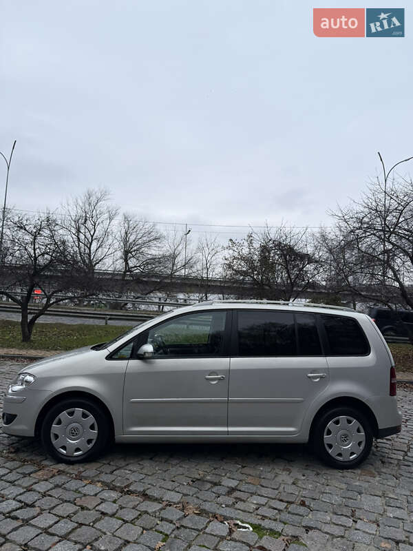 Минивэн Volkswagen Touran 2009 в Киеве