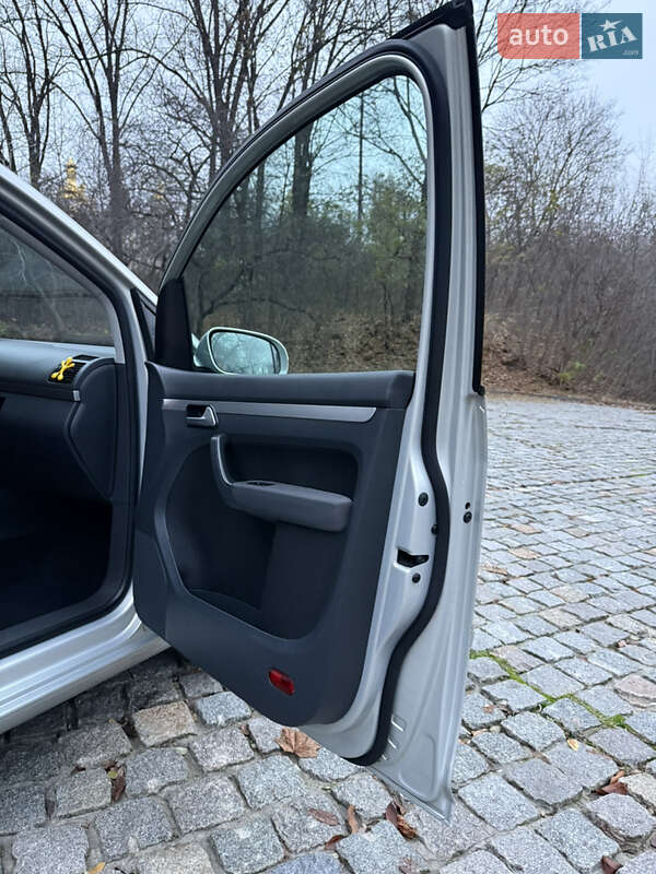 Минивэн Volkswagen Touran 2009 в Киеве