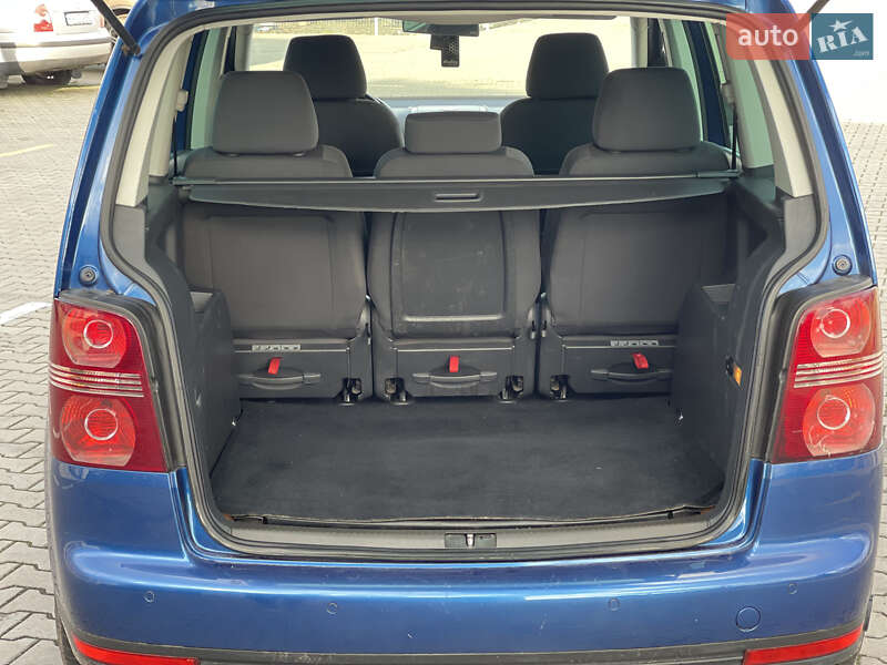 Минивэн Volkswagen Touran 2007 в Нововолынске