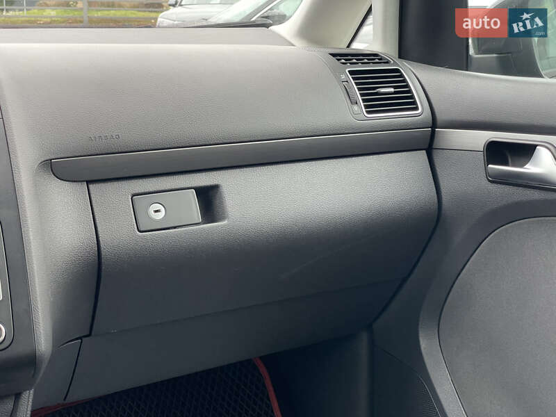 Минивэн Volkswagen Touran 2014 в Мукачево