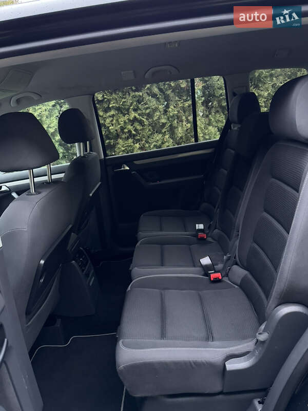 Минивэн Volkswagen Touran 2010 в Дубно