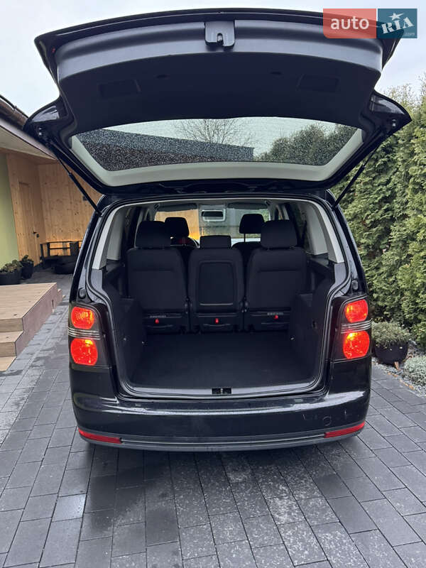 Минивэн Volkswagen Touran 2010 в Дубно