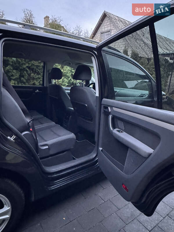 Минивэн Volkswagen Touran 2010 в Дубно