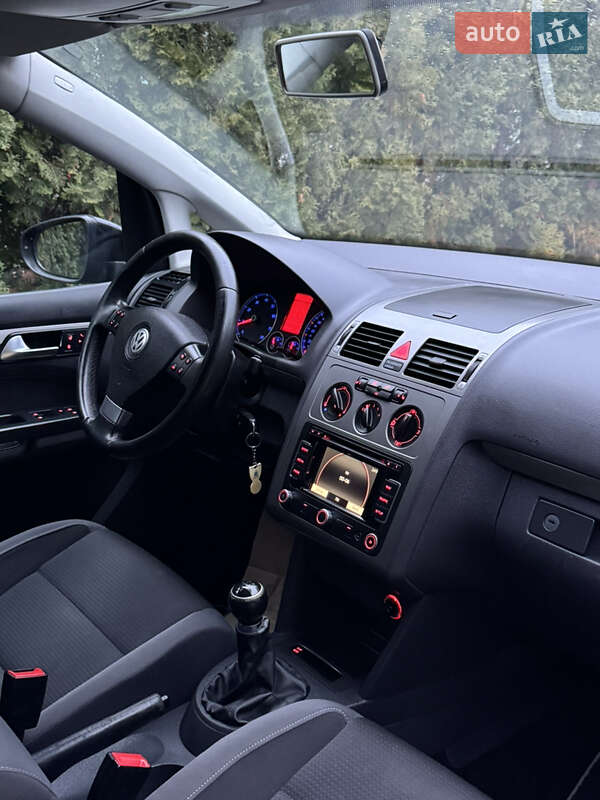 Минивэн Volkswagen Touran 2010 в Дубно