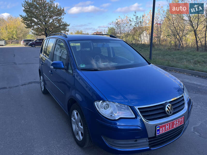 Минивэн Volkswagen Touran 2008 в Сарнах