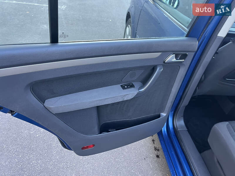 Минивэн Volkswagen Touran 2008 в Сарнах