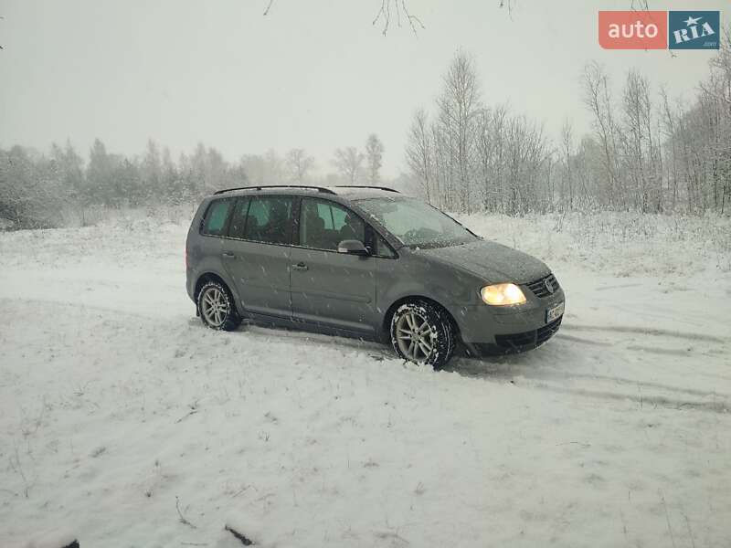 Минивэн Volkswagen Touran 2004 в Ратным