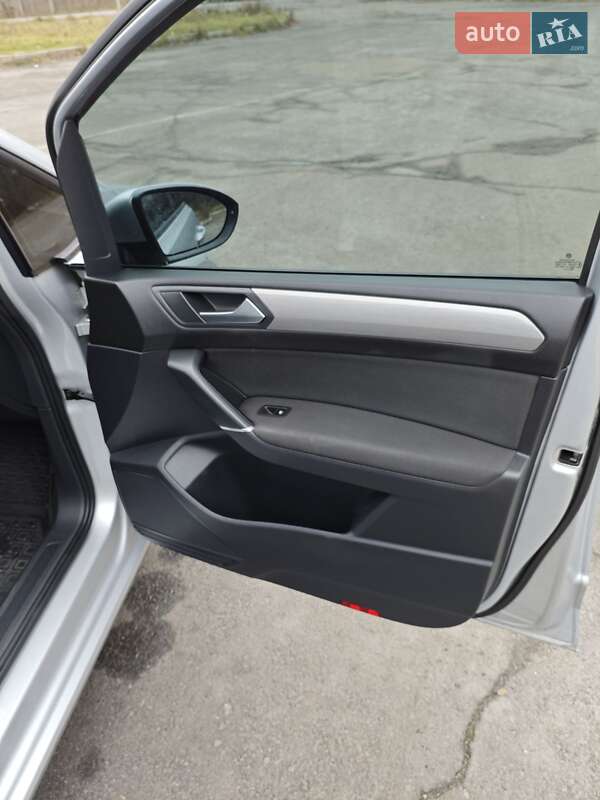 Микровэн Volkswagen Touran 2016 в Славуте