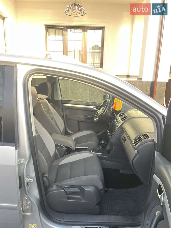 Минивэн Volkswagen Touran 2013 в Иршаве