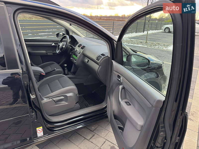 Минивэн Volkswagen Touran 2011 в Мукачево