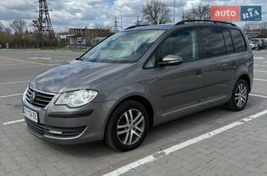 Мінівен Volkswagen Touran 2010 в Чернівцях
