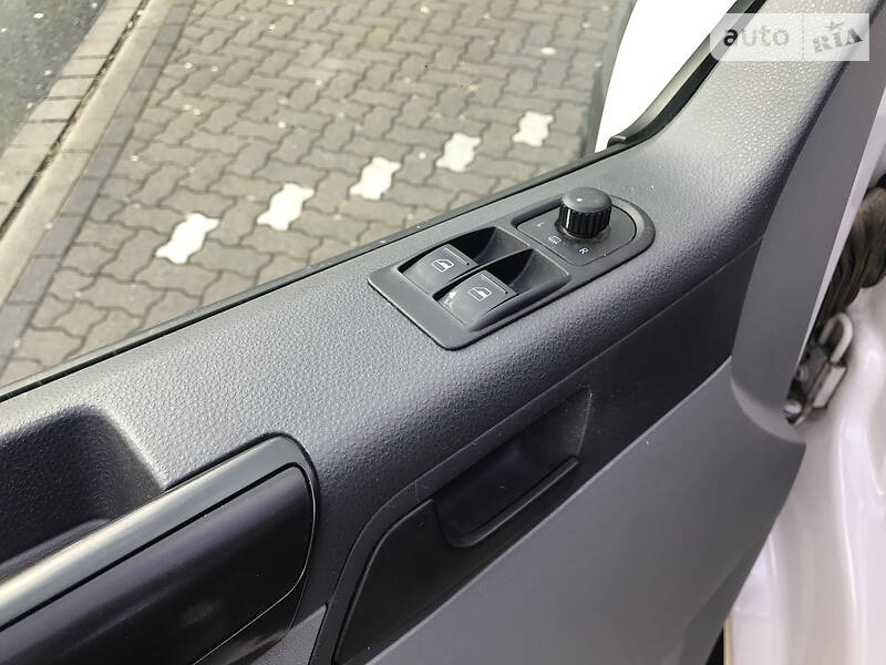 Вантажопасажирський фургон Volkswagen Transporter 2015 в Луцьку