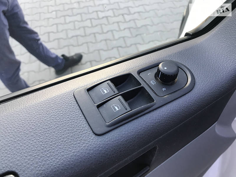 Вантажопасажирський фургон Volkswagen Transporter 2015 в Луцьку