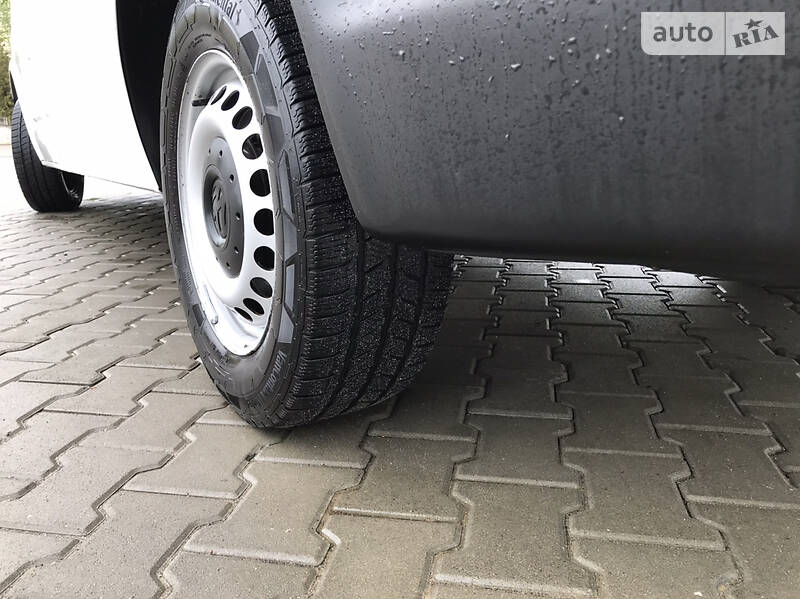 Вантажопасажирський фургон Volkswagen Transporter 2015 в Луцьку